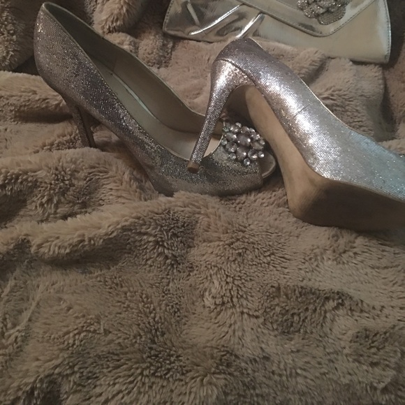 Guess sparkle heels with silver clutch size 8.5 - Picture 2 of 4